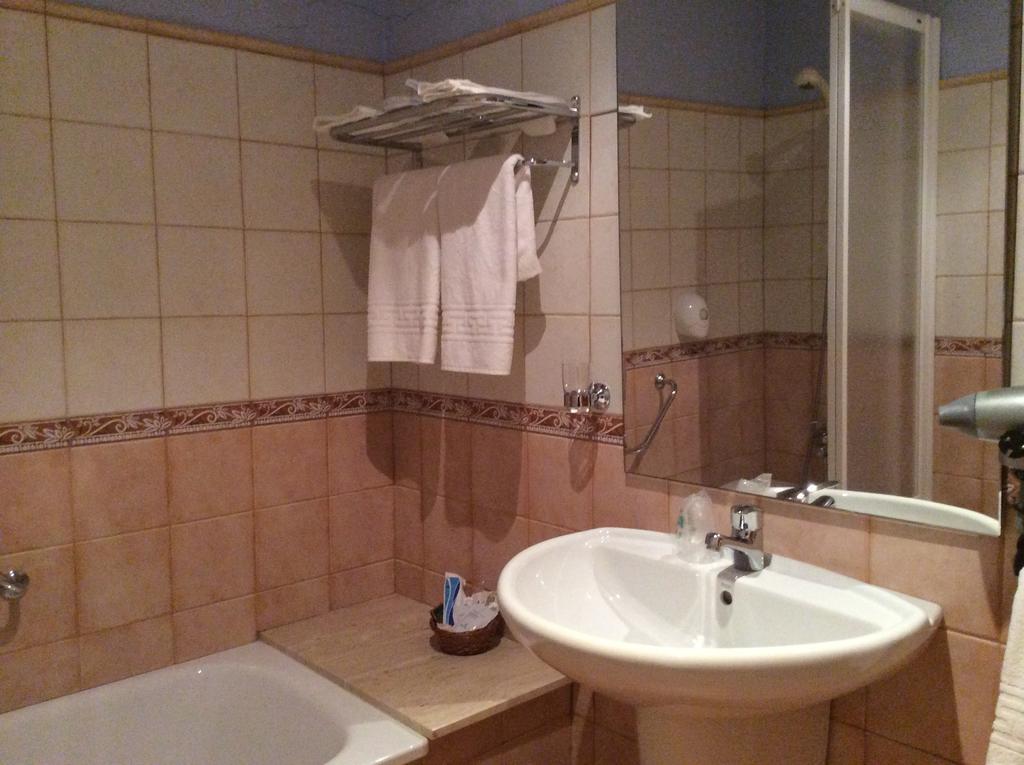 Hotel La Ribera Ribera de Cardos Bilik gambar
