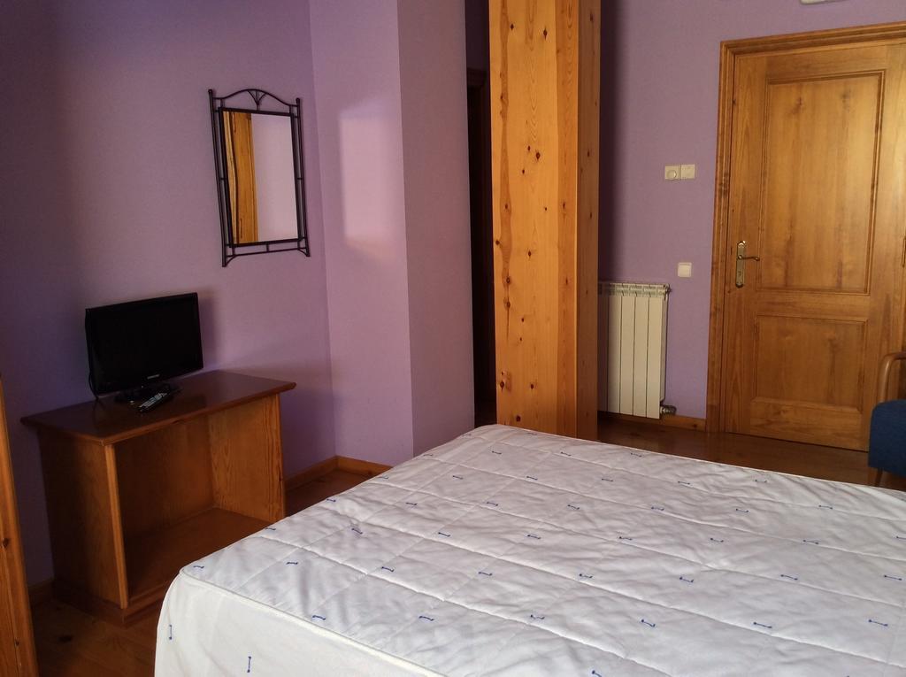 Hotel La Ribera Ribera de Cardos Bilik gambar